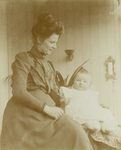 858639 Portret van Geertruida Henriëtte (Truus) Koert-Keck (1876-1926) met haar zoontje Daniël (geboren 20-8-1901) in ...